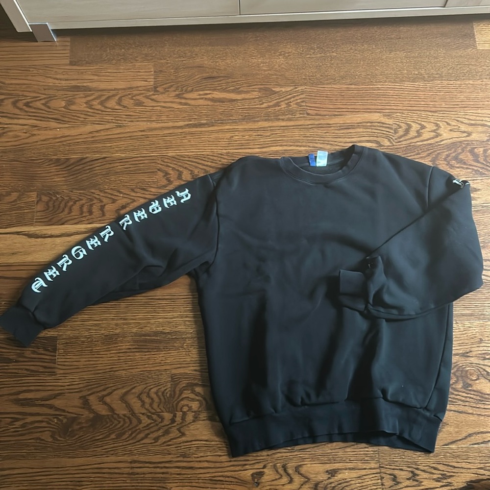 H&M x DIVIDED crewneck